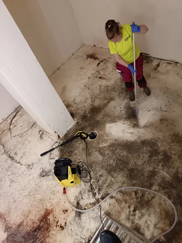 Kellarin betonilattian painepesu, puhdistettu alue erottuu likaisesta