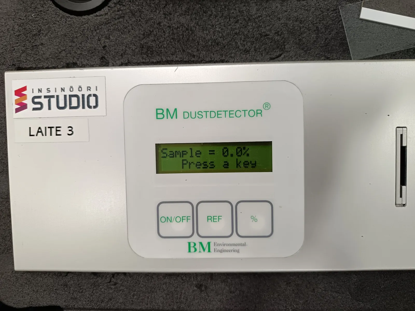 BM DustDetector -p&ouml;lym&auml;&auml;r&auml;mittari n&auml;ytt&auml;&auml; lukemaa 0,0 % P1-loppusiivouksen j&auml;lkeen