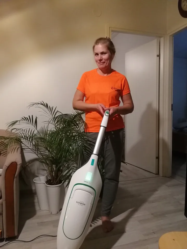 Cleanan ty&ouml;ntekij&auml; Vorwerk-laitteen kanssa asiakkaan kotona